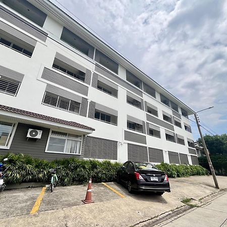 Ruan Plaisoi Apartment Bangkok Luaran gambar