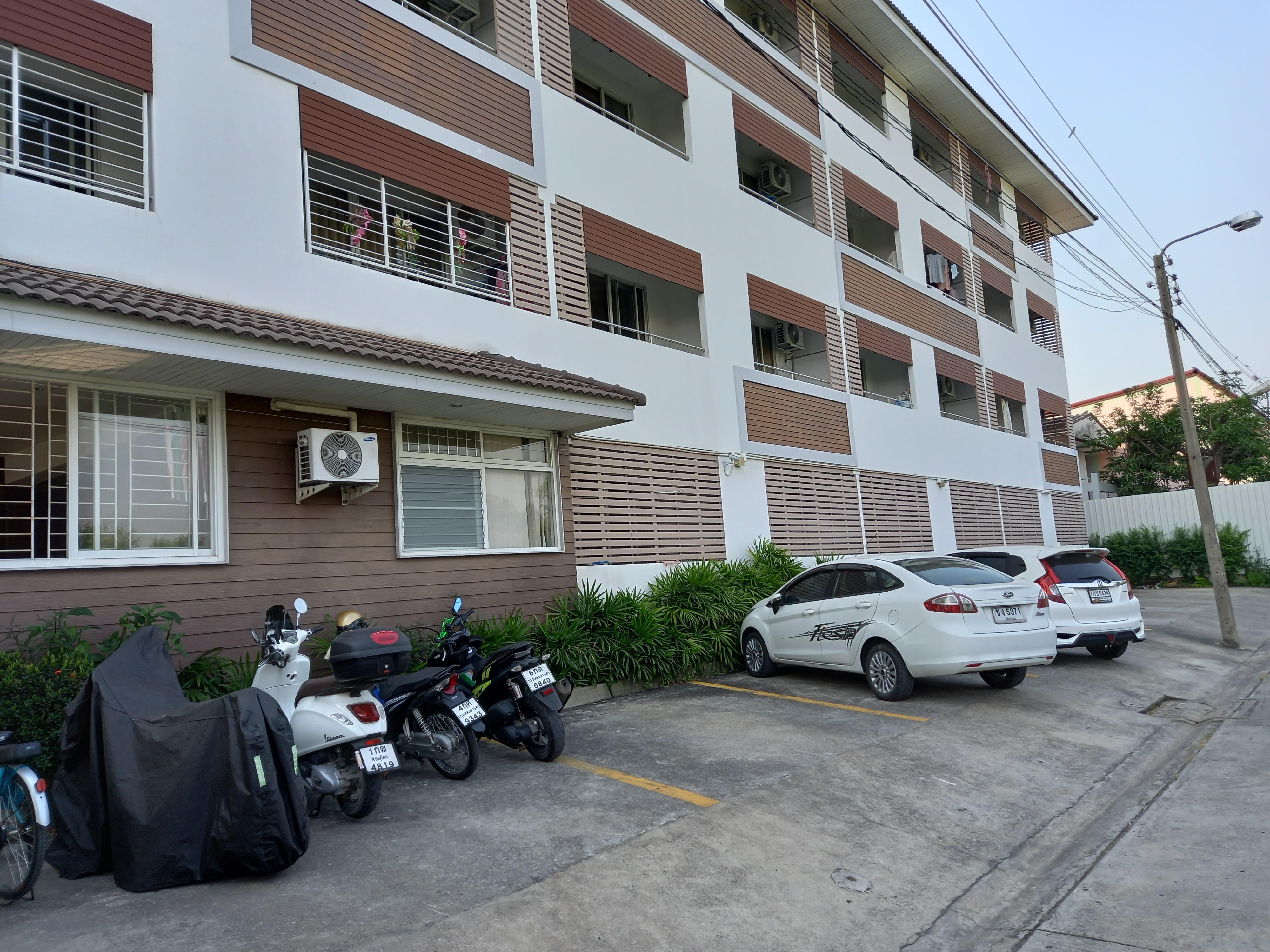 Ruan Plaisoi Apartment Bangkok Luaran gambar