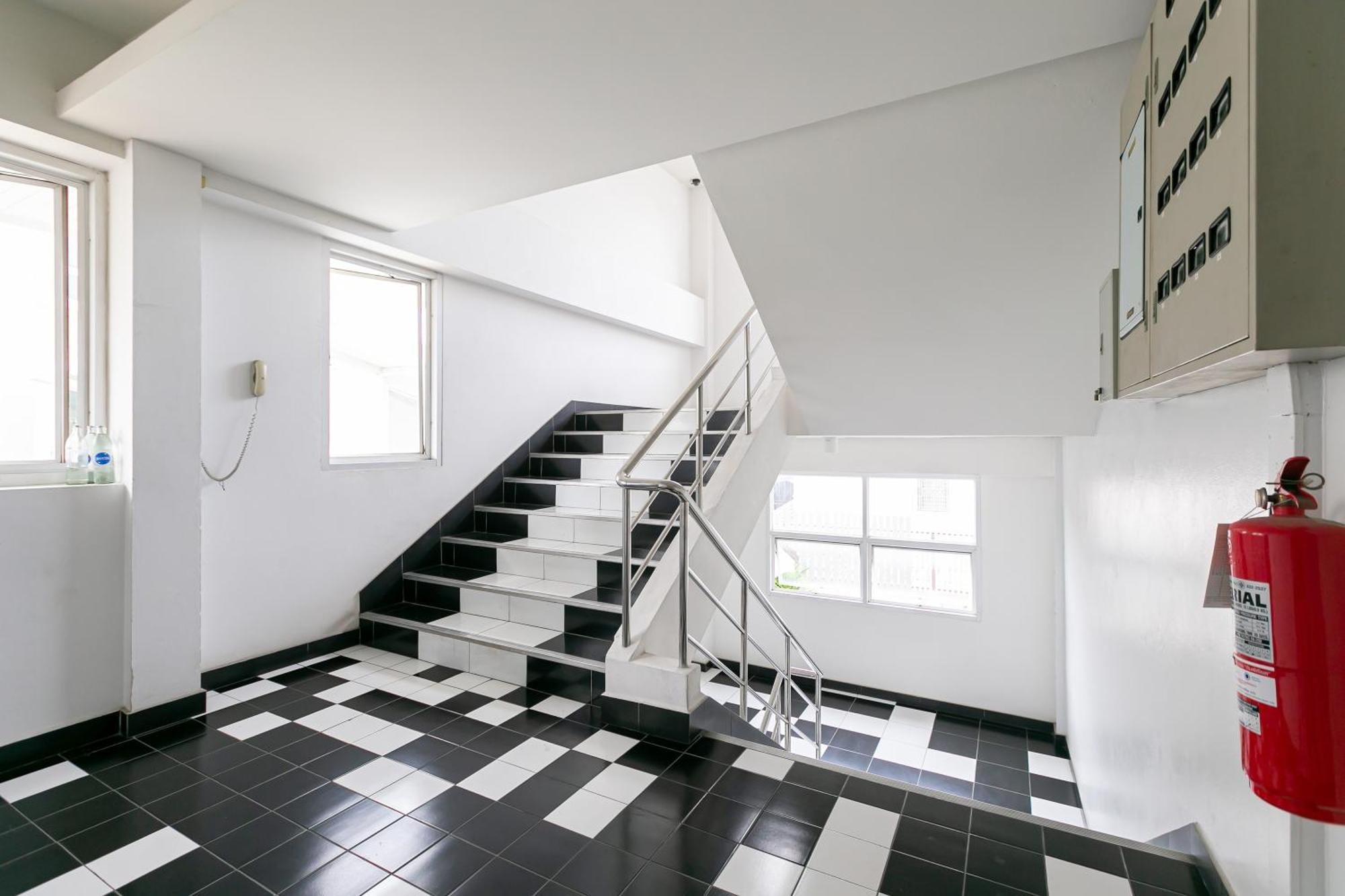 Ruan Plaisoi Apartment Bangkok Luaran gambar
