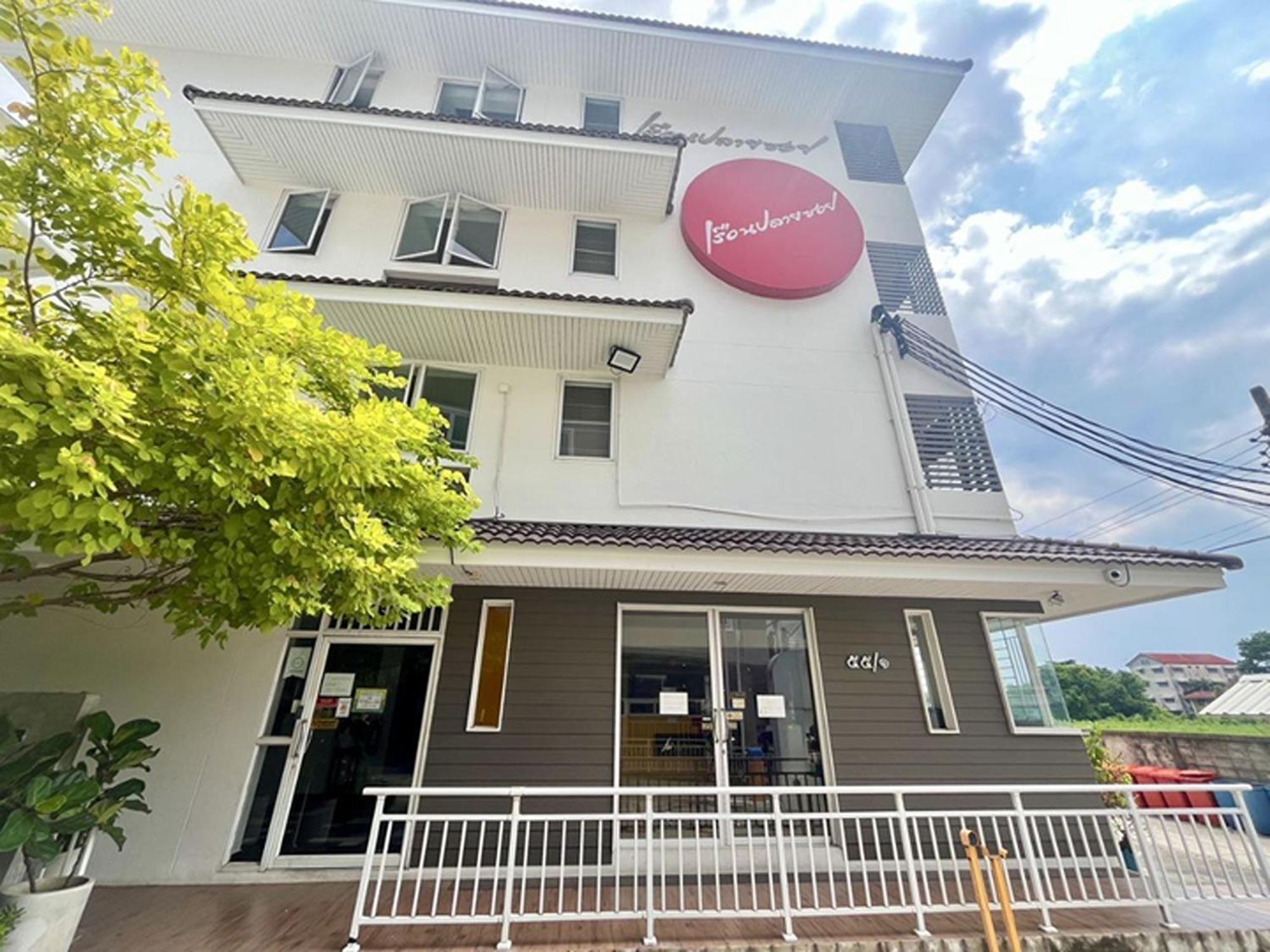 Ruan Plaisoi Apartment Bangkok Luaran gambar