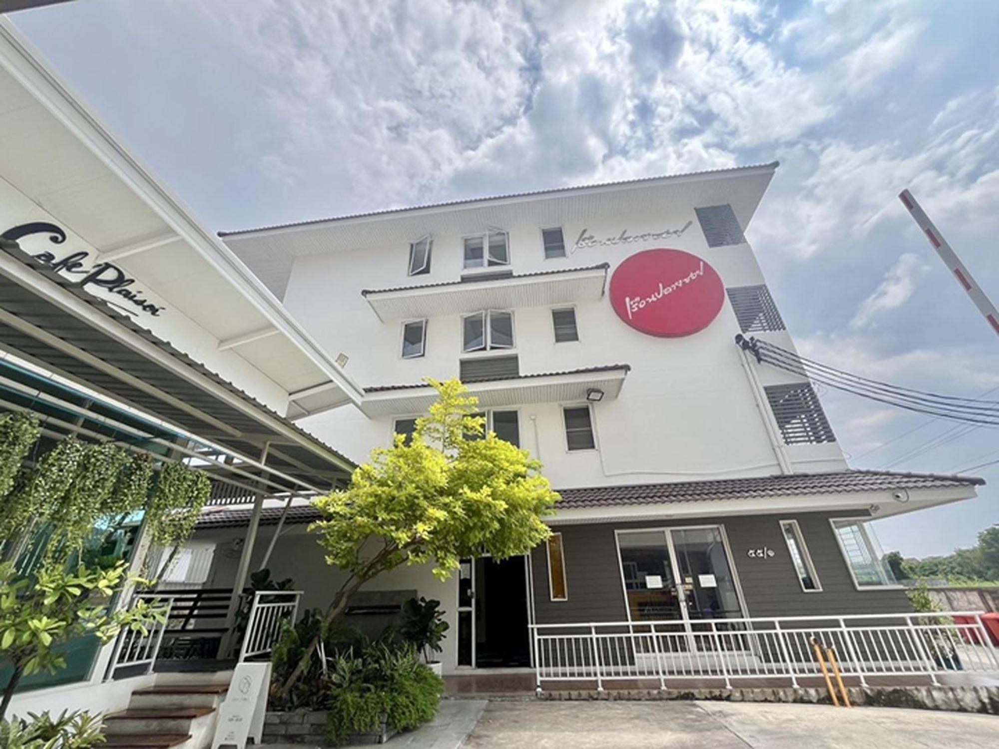Ruan Plaisoi Apartment Bangkok Luaran gambar