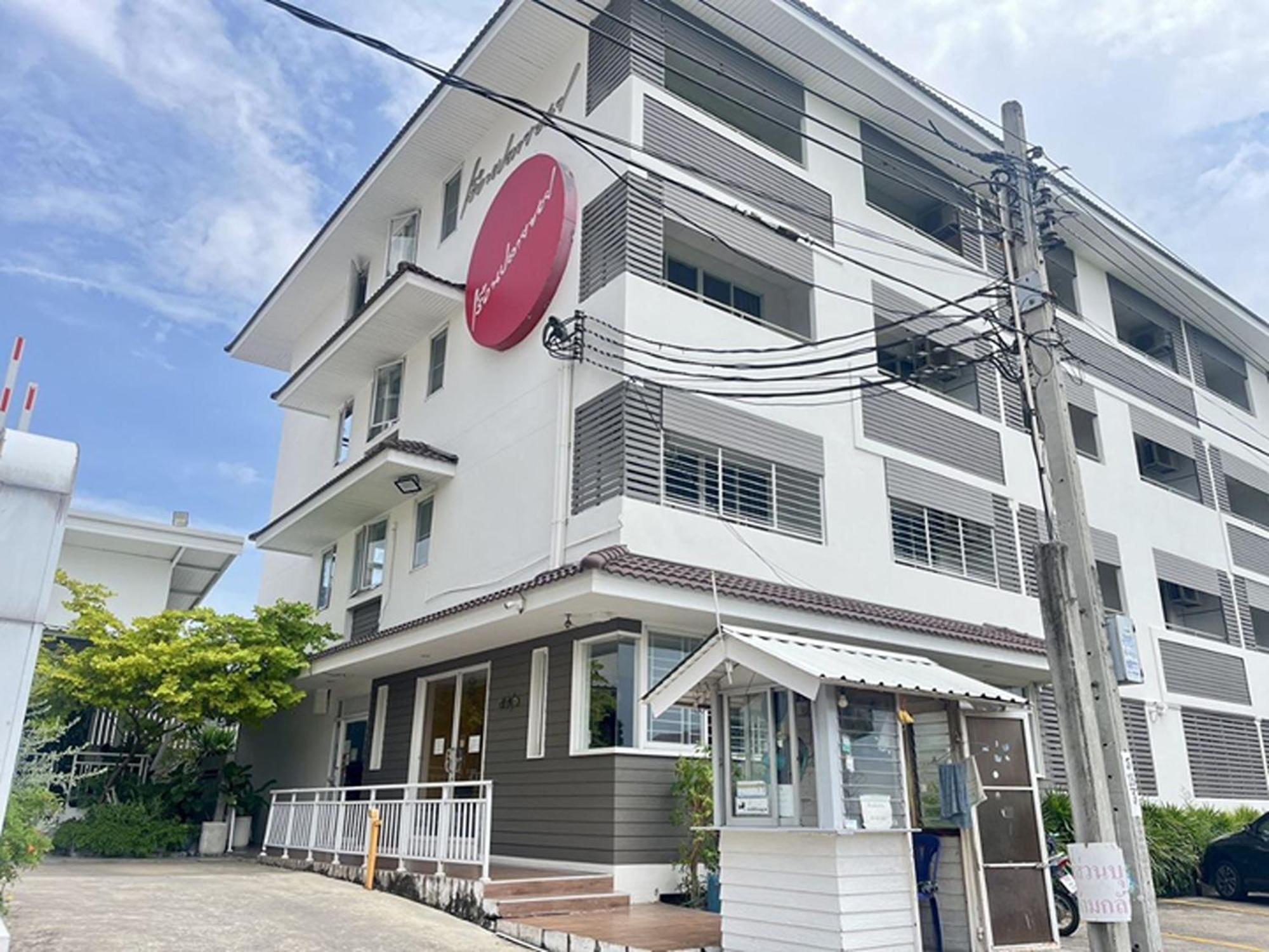 Ruan Plaisoi Apartment Bangkok Luaran gambar