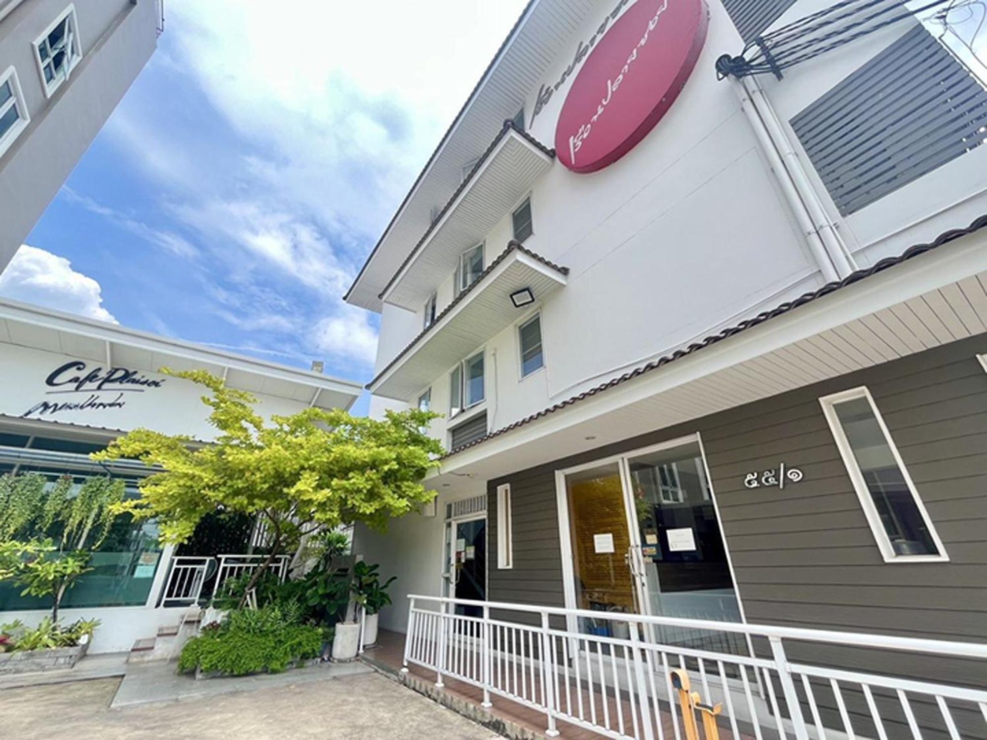 Ruan Plaisoi Apartment Bangkok Luaran gambar